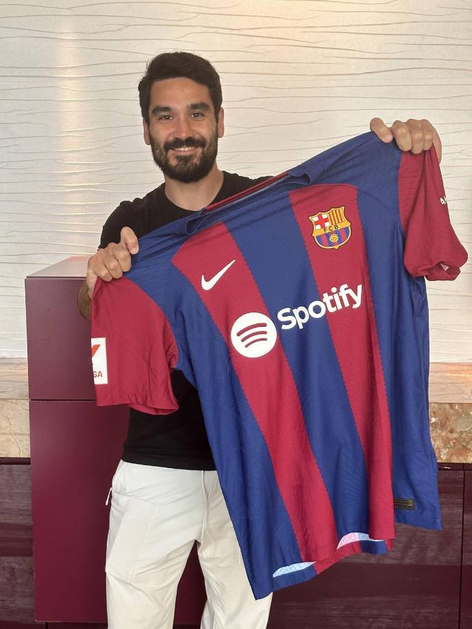 Ilkay Gündogan - El centrocampista alemán fue anunciado el lunes como fichaje del Barcelona, pero tiene una cláusula que lo haría salir libre este mismo mercado de verano si el club catalán no logra inscribirlo en la Liga Española. La entidad culé necesita vender e ingresar unos 50 millones de euros para no tener problemas con el Fair Play Financiero y así poder inscribir al reciente campeón de Europa.