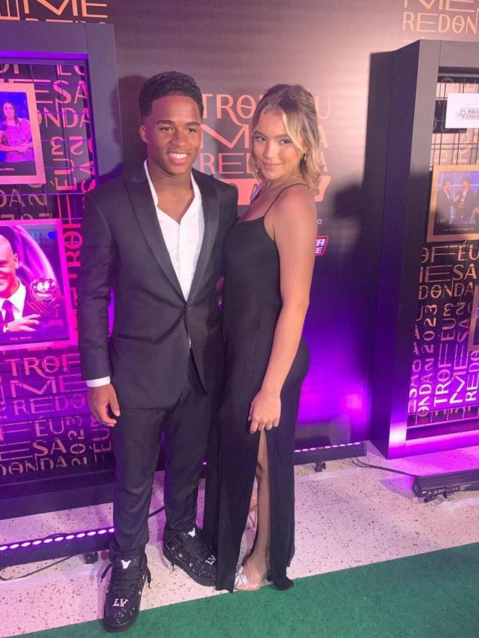 Tras quedar bicampeón con Palmeiras, el delantero de 17 años fue premiado dos veces en el Brasileirao: futbolista revelación y mejor gol del campeonato. El atacante llegó acompañado al evento de su bella novia.