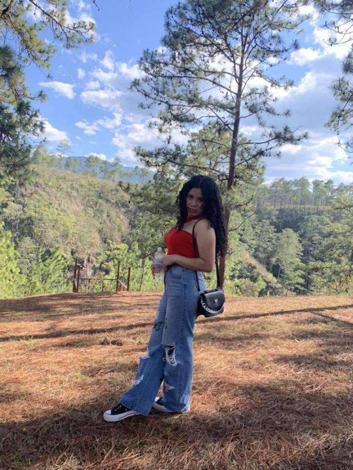 El pino era tan grande que los bomberos tomaron varios minutos para cortarlo y poder rescatar el cuerpo de la joven de 24 años.