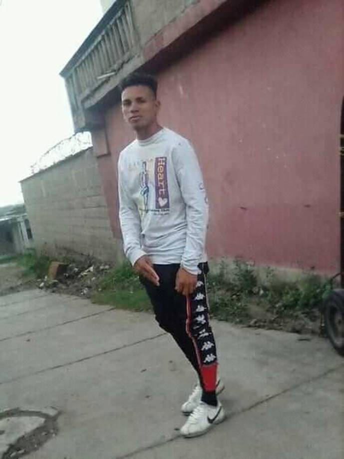 Este año, una práctica similar ha sido reportada en hechos atribuidos al supuesto cártel “Nueva Generación”, que ha dejado mensajes en varias escenas de crímenes en el departamento de Santa Bárbara.