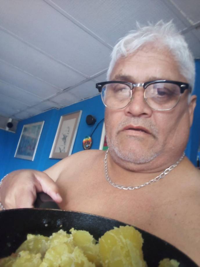 De acuerdo con medios locales, el actor cubano crítico falleció en la casa donde vivía con su madre, por lo que se infiere que no tenía esposa o una relación sentimental con otra persona al momento de su muerte.