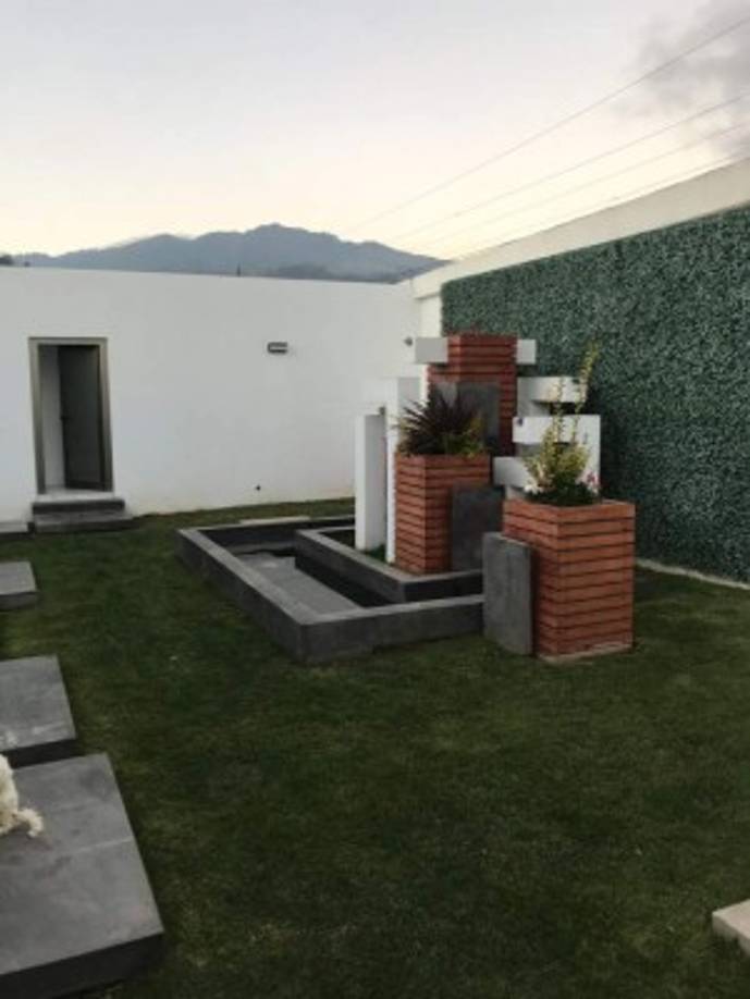 Una de las casas allanadas por el Ministerio Público en la Arboleda, zona 8 de Mixco, Guatemala.