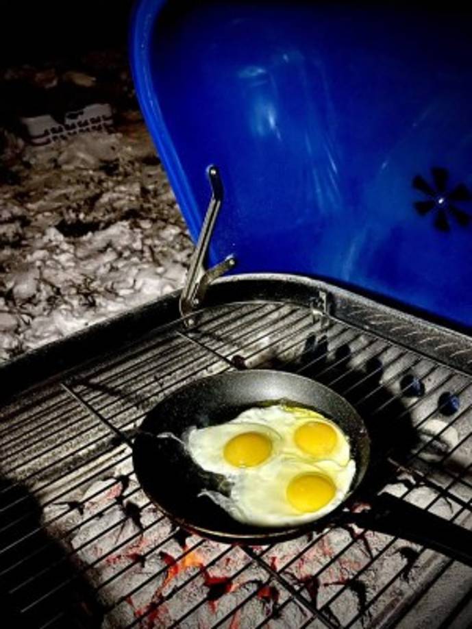Ante la falta de electricidad, los residentes se la ingeniaron para cocinar sus alimentos en parrillas o fuegos improvisados hechos con leña.