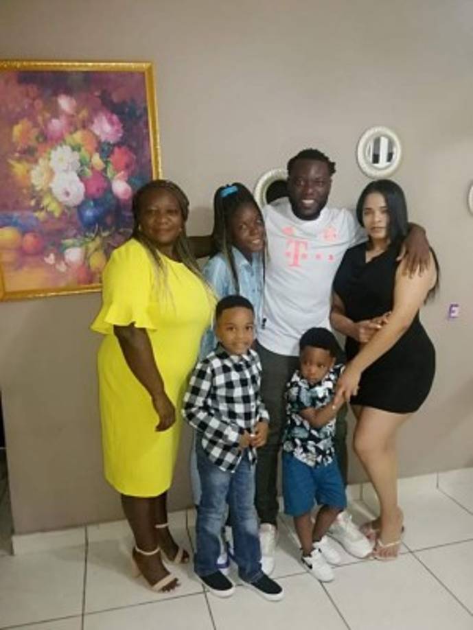 Wilmer Crisanto: El jugador del Motagua le dio la bienvenida al 2021 junto a su familia.