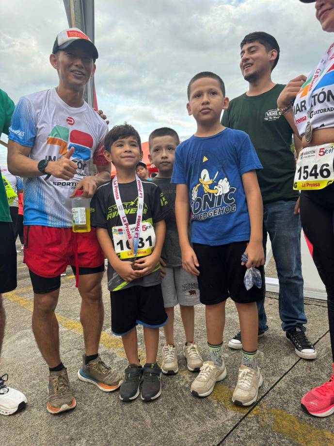 Shin es el director de la Fundación “1.000 Escuelas”, para la cual ha recolectado fondos a través de maratones organizadas y corridas por él mismo desde San Pedro Sula hasta Tegucigalpa.