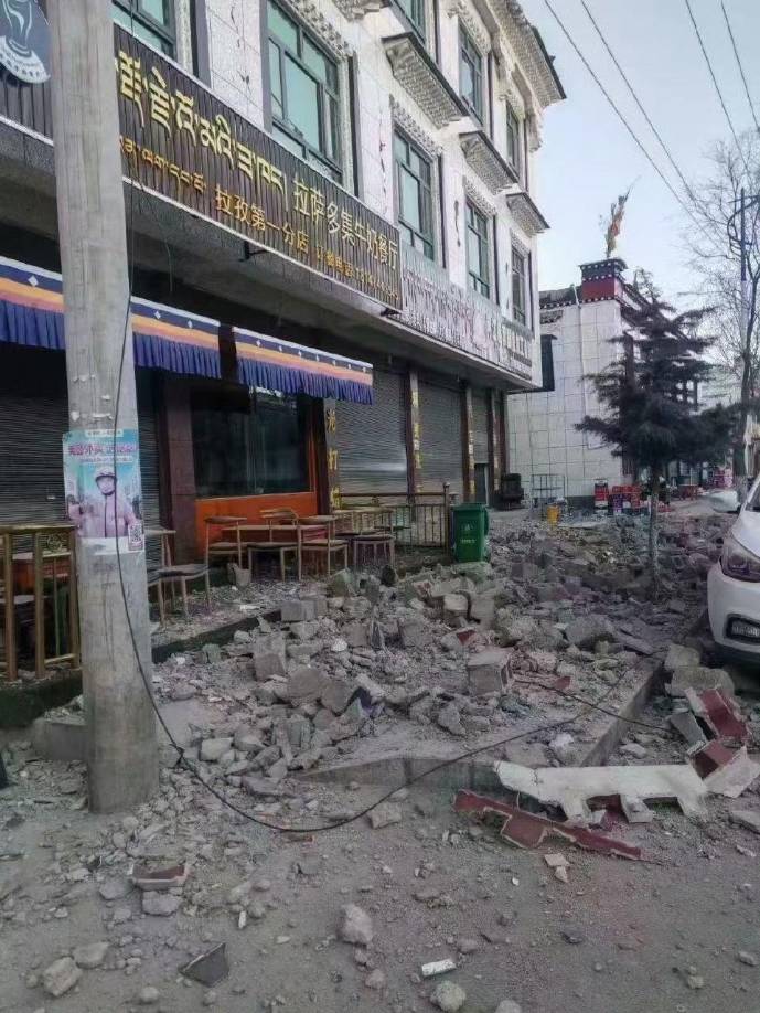 Tíbet y otras zonas del oeste de China son frecuente escenario de terremotos, por la cercanía del punto de fricción de la placa tectónica asiática con la india, pero debido a la baja densidad de población en la zona, en muchas ocasiones los seísmos se producen en áreas escasamente habitadas.