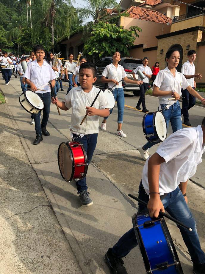 Banda de guerra del Centro Educativo “Gracias a Dios” de la colonia Juan Lindo.