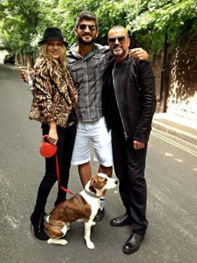 Fadi Fawaz junto a George Michael y la supermodelo Kate Moss.