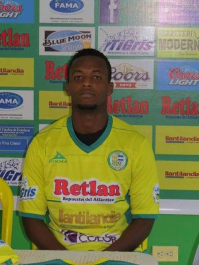 Chelsea's Spanish midfielder Cesc Fabregas applauds supporters on the pitch after the English Premier League football match between Chelsea and Southampton at Stamford Bridge in London on January 2, 2019. - The game finished 0-0. (Photo by Ben STANSALL / AFP) / RESTRICTED TO EDITORIAL USE. No use with unauthorized audio, video, data, fixture lists, club/league logos or 'live' services. Online in-match use limited to 120 images. An additional 40 images may be used in extra time. No video emulation. Social media in-match use limited to 120 images. An additional 40 images may be used in extra time. No use in betting publications, games or single club/league/player publications. /