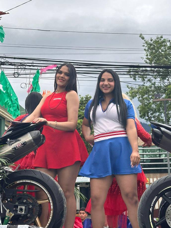 Dos bellas jóvenes que presentaron una marca de motos en una de las carrozas.