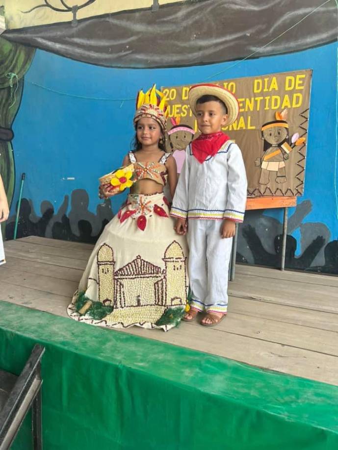 El Día del Indio Lempira se celebra principalmente en las escuelas y comunidades de Honduras. Los niños suelen vestirse con trajes tradicionales y participar en actividades culturales que incluyen danzas, representaciones teatrales y desfiles¹. Estas actividades no solo honran la memoria de Lempira, sino que también fomentan el orgullo y la identidad cultural entre las nuevas generaciones.