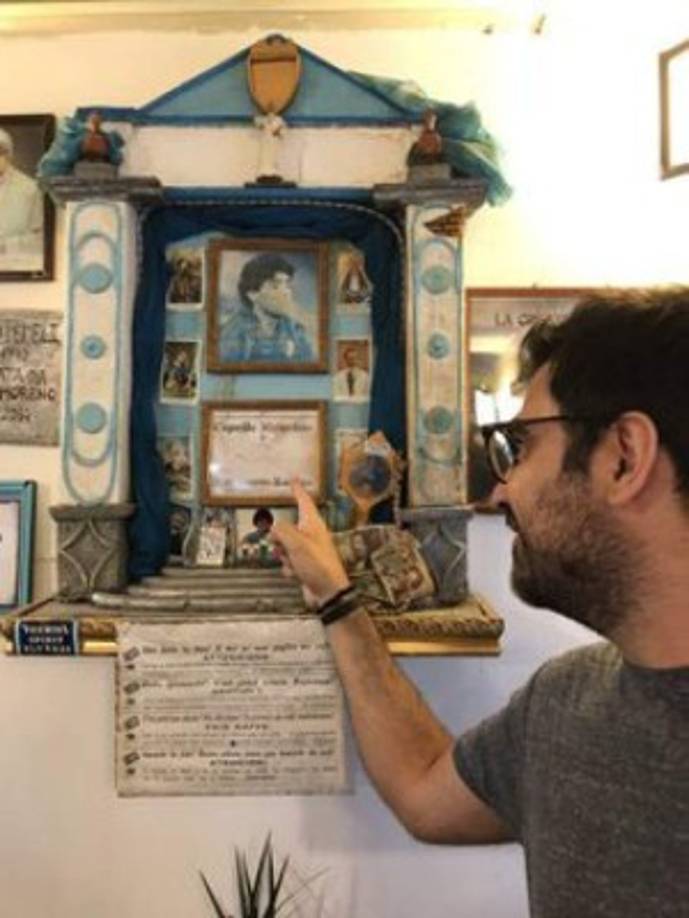 En una de las mesas del Bar a Maradona se le cayó un pelo. Fue el inicio de la leyenda. Desde ese momento, el bar Nilo, en Nápoles, dejó de ser un lugar para tomar café para convertirse en un santuario.