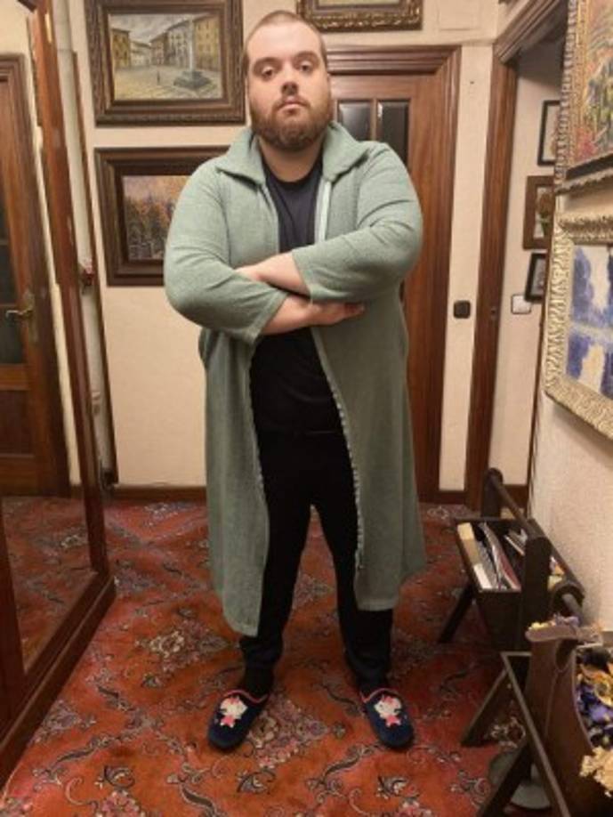 Llanos ha atraído a 7 millones de seguidores en Twitch desde que comenzó a comentar sobre torneos de deportes electrónicos desde su casa. Ha aportado un estilo de comentarios humorístico a todo, desde carreras de coches de juguete hasta juegos de ajedrez.<br/><br/>