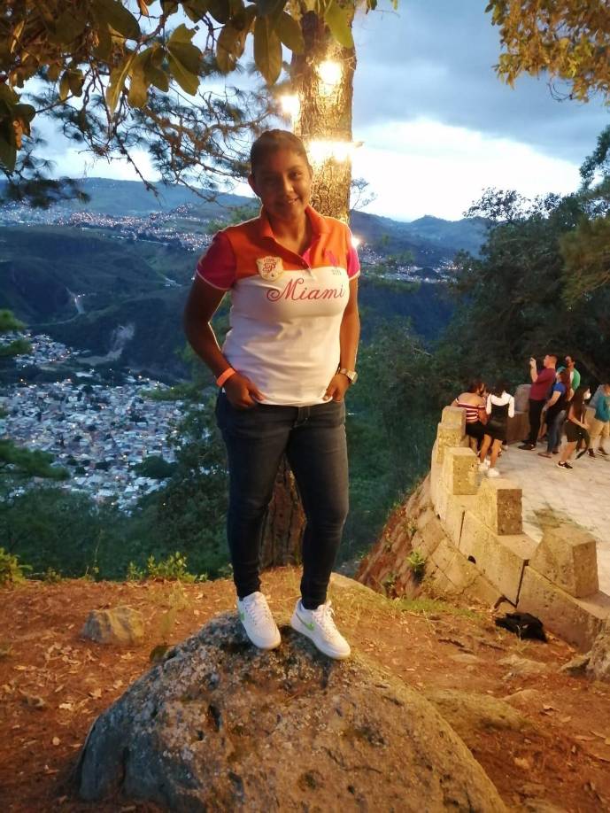 La joven que era conocida más por su segundo nombre, Rosmery, era madre de una niña de ocho años.