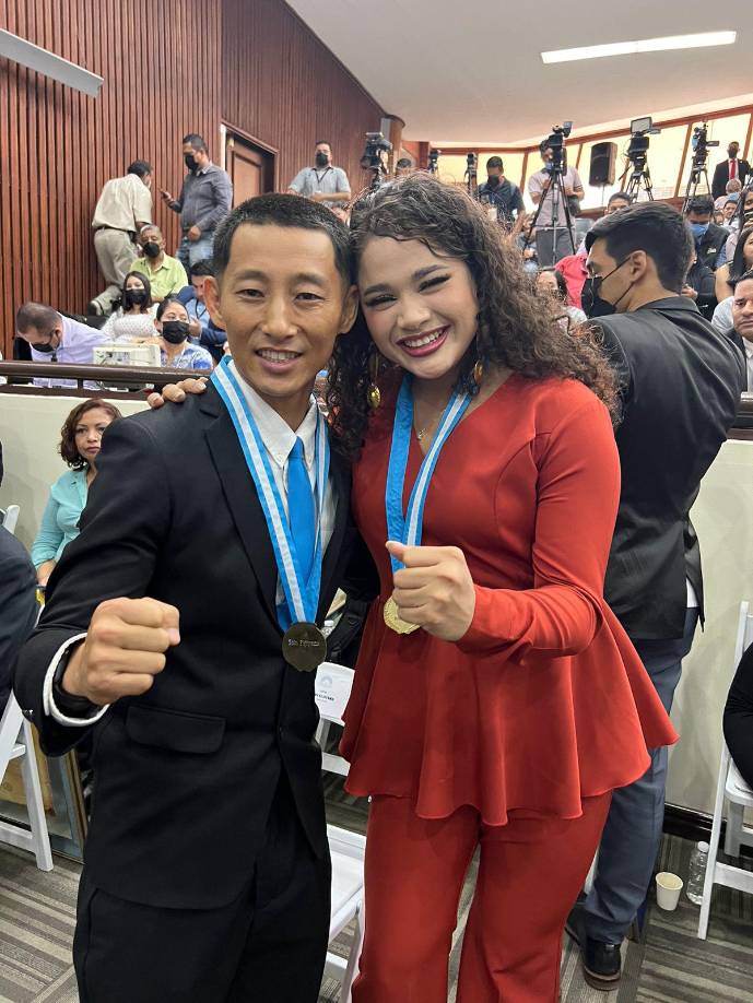 El influencer también compartió un momento con Cesia Saenz quien al igual que él recibió un reconocimiento por poner en alto el nombre de Honduras.