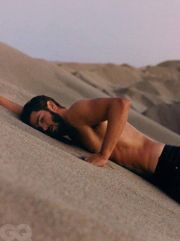 Como parte de la edición diciembre/enero de la revista British GQ, Andrew Garfield estrenó una osada sesión de fotos.