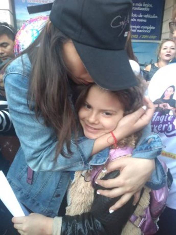 Pese a estar mal de la garganga, Angie ha estado compartiendo por medio de sus redes sociales, que ya las recuperó, varios en vivo en Instagram.