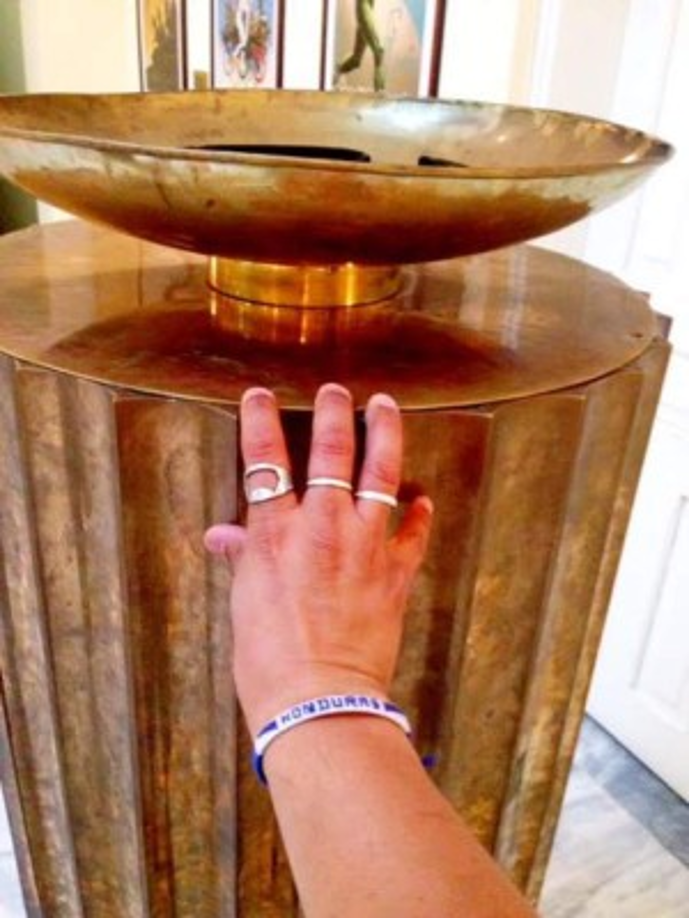 Este es el pedestal olímpico fuego utilizado en los primeros Juegos Olímpicos modernos en 1896.