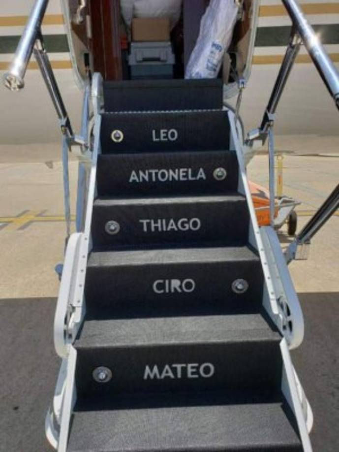 Messi mandó a colocar su nombre y el de sus familiares en el espectacular avión.