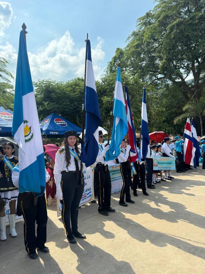 Cada estudiante del centro educativo portó con orgullo una bandera de los países centroamericanos, destacando la celebración compartida de su independencia.