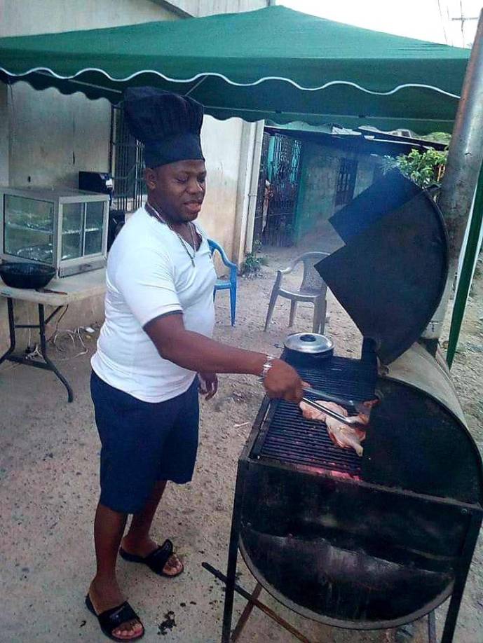  En 2019 logró abrir su local en una plaza de la ciudad, pero a principios de 2020 se vio obligado a cerrar su negocio debido a la pandemia de covid-19.