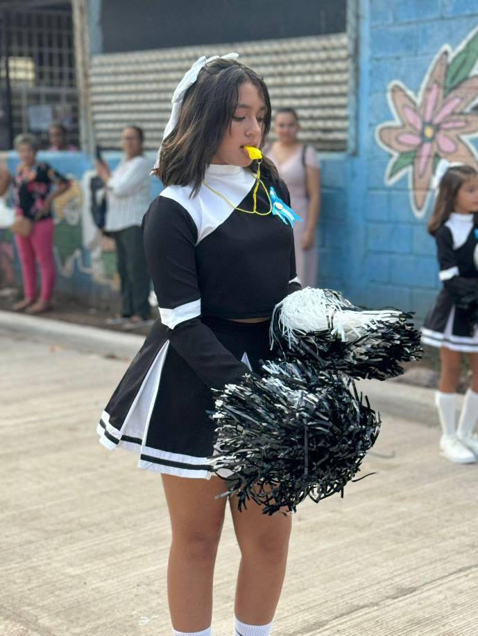 Las pomponeras, con su gracia y carisma, sobresalieron en el desfile, cautivando a todos los presentes.
