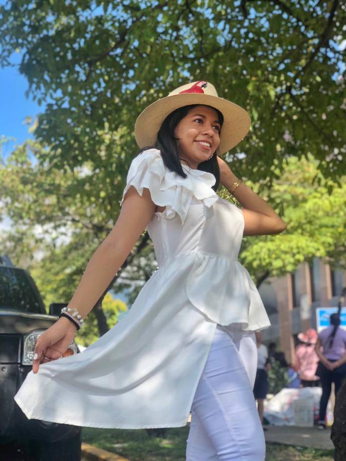 Marisol Soto de Diario LA PRENSA con un atuendo blanco.