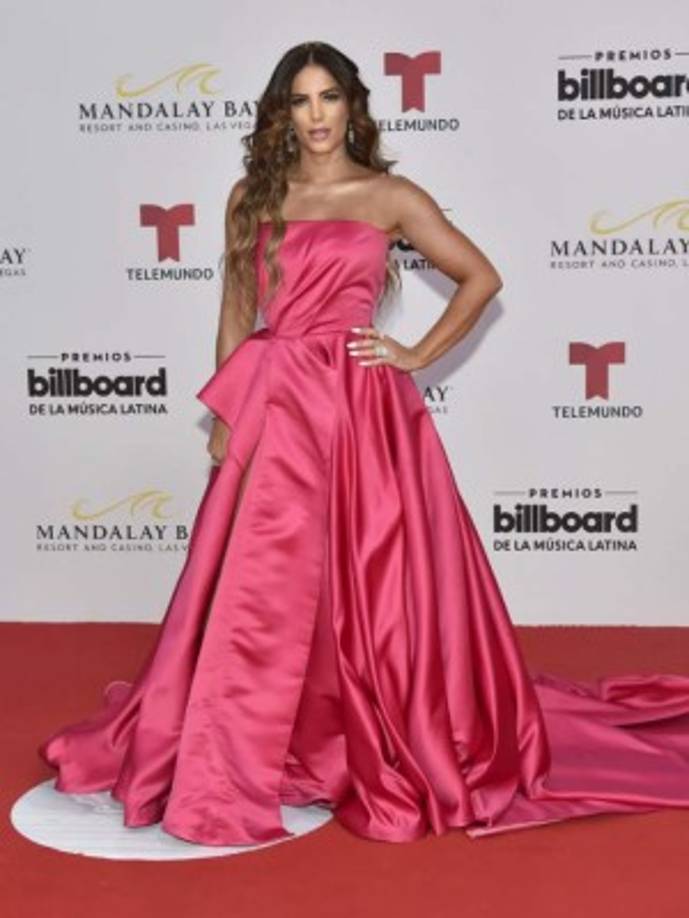 Gaby Espino, presentadora de la noche, llamó la atención en un vestid de gala de satén.