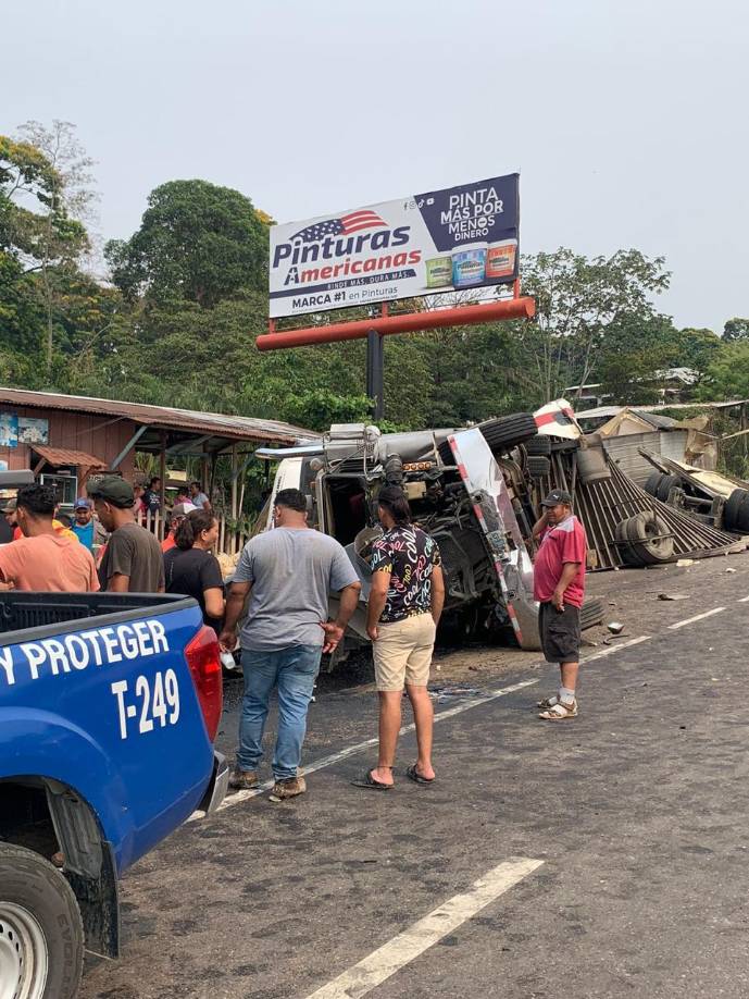 Rastra se lleva cinco carros en Santa Cruz de Yojoa