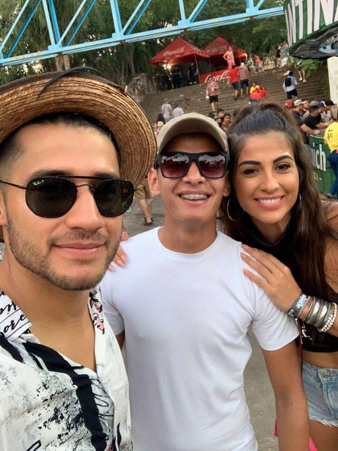 Seguidores de Vita que asistieron al evento también compartieron imágenes junto a la modelo durante el festival.