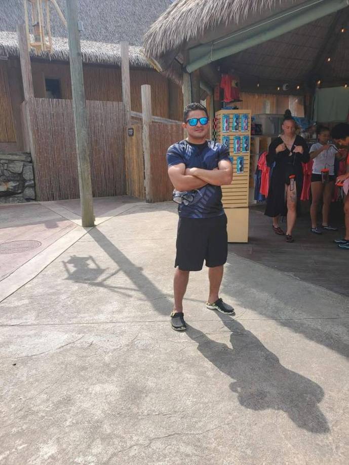 Cuando puede disfruta de los placeres de la vida en Estados Unidos luego de arduas labores de trabajo.