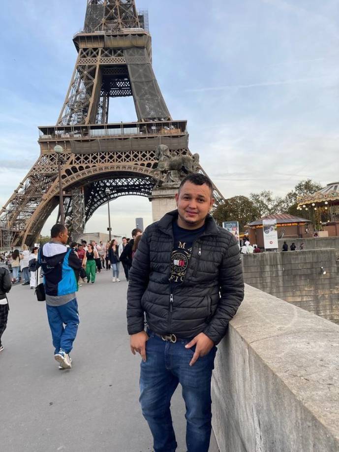 En esta fotografía se muestra junto a la Torre Eiffel, en París, Francia. 