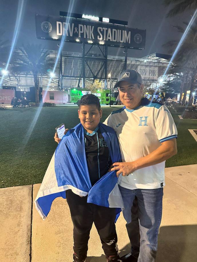 Ambiente del Honduras-Islandia: Invitado de lujo y catracha cautiva en casa de Messi
