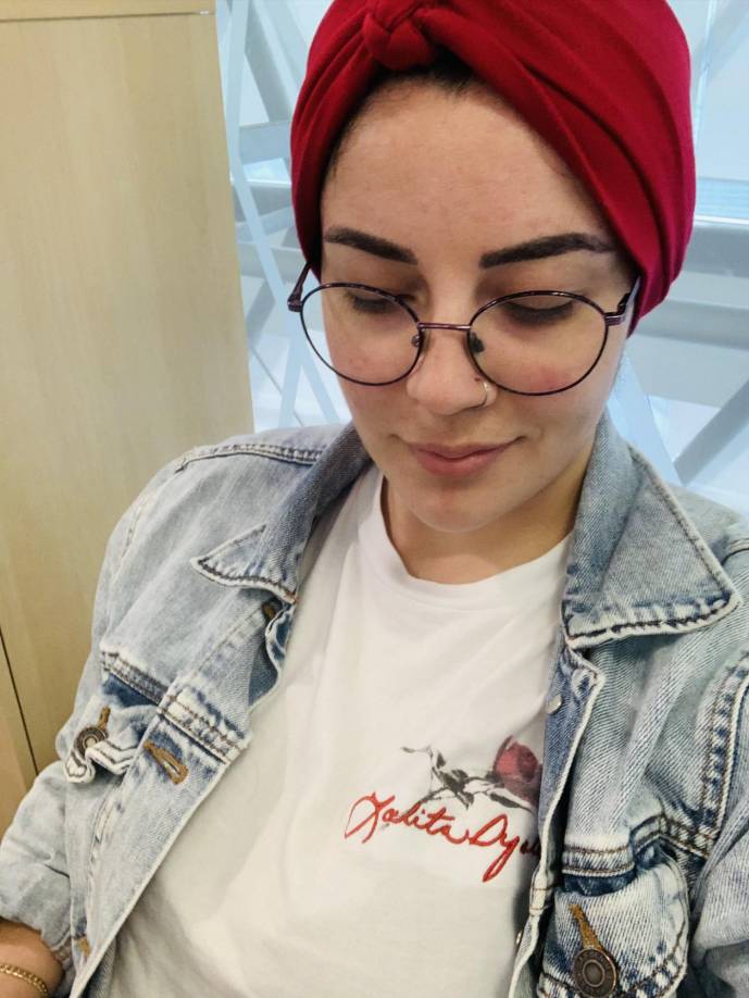 La joven es científica del comportamiento; tiene una maestría en Políticas Públicas de la Universidad de Oxford, además es egresada del programa de becas, Chevening, internacionales del Gobierno de Reino Unido.