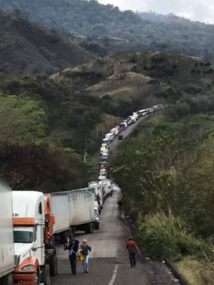 Transportistas aseguraron que más de 500 vehículos, solo de equipo pesado, quedaron varados a un lado de la carretera.