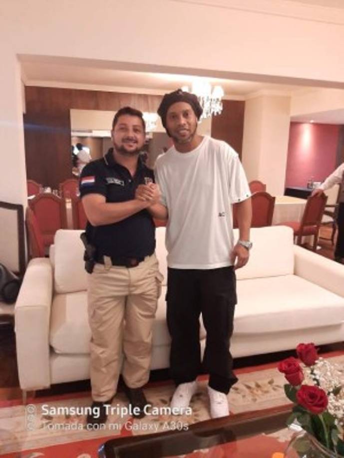 En medio del escándalo, un miembro de las autoridades le pidió una foto a Ronaldinho en el hotel tras realizar el allanamiento en la suite del exjugador.