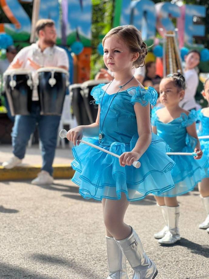 La pequeña Alana no solo celebró la independencia, sino que lo hizo con una inteligencia y habilidad para el baile que deslumbraron a todos.