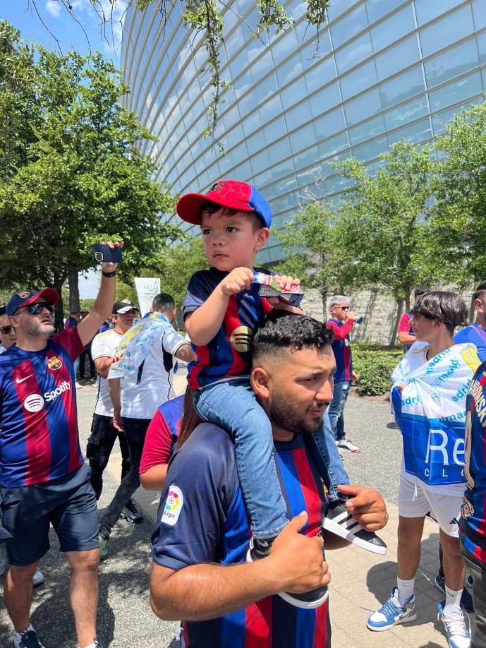 Grupos de familia y amigos llegaron al AT &amp; T Stadium para disfrutar del atractivo duelo en Estados Unidos.