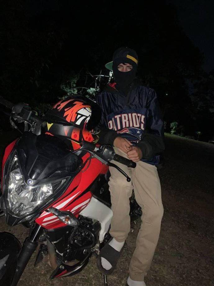 Lamentablemente, el jovencito pereció al impactar con el suelo. Su cuerpo quedó en medio de ramas de árboles al fondo del abismo. 