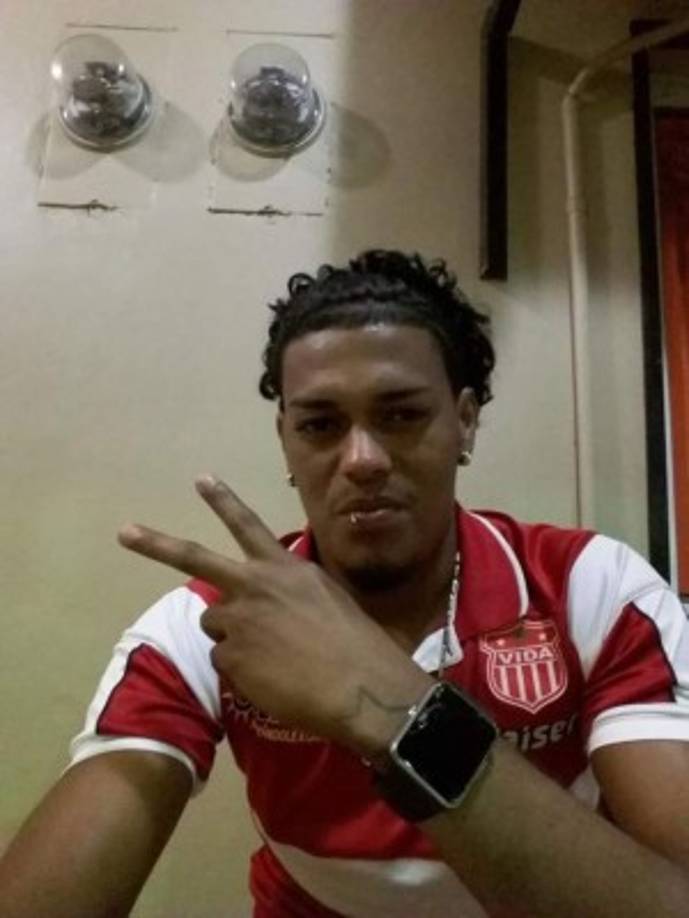 Munguía departía con unos amigos en un bar de La Ceiba cuando tuvieron un altercado con un sujeto, este corrió a traer su arma para luego dispararle a él y a uno de sus amigos.