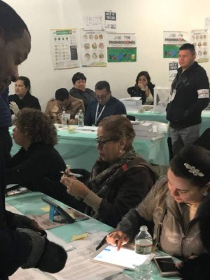 El corresponsal de La Prensa en Nueva York, Eduardo Solano, ejerciendo su derecho al voto en Brooklyn.