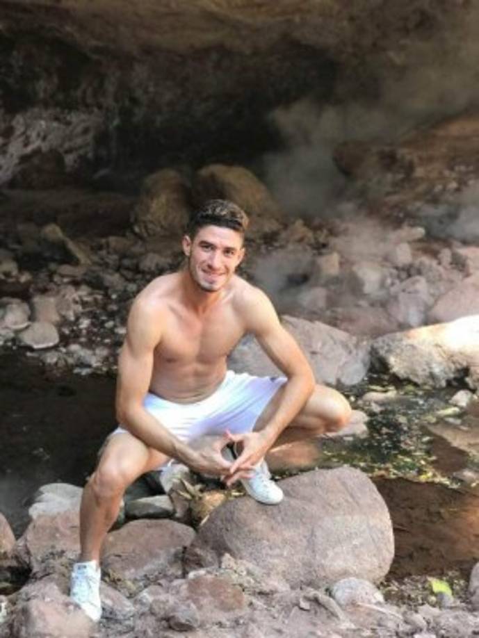 Esdras Padilla: Originario de 'la ciudad de los zorzales', San Pedro Sula, Padilla resulta muy atractivo para las fanáticas del fútbol. De mirada coqueta y 1.84 m de altura, este futbolista de 30 años figura como mediocampista del equipo Vida de La Ceiba.