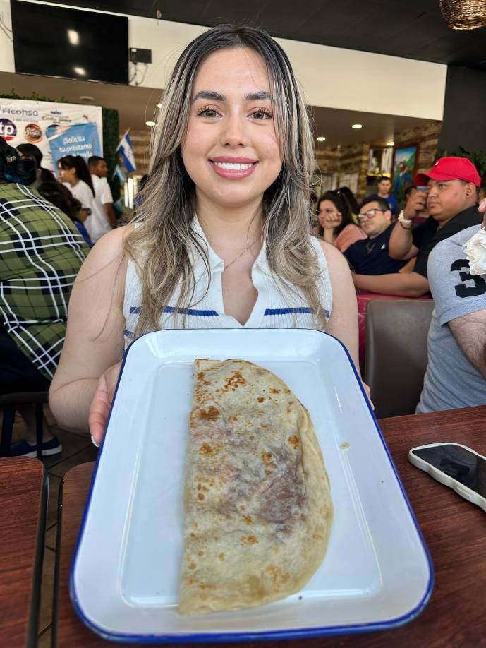 El comedor estaba lleno y nadie podía resistirse al sabor de una deliciosa baleada. 