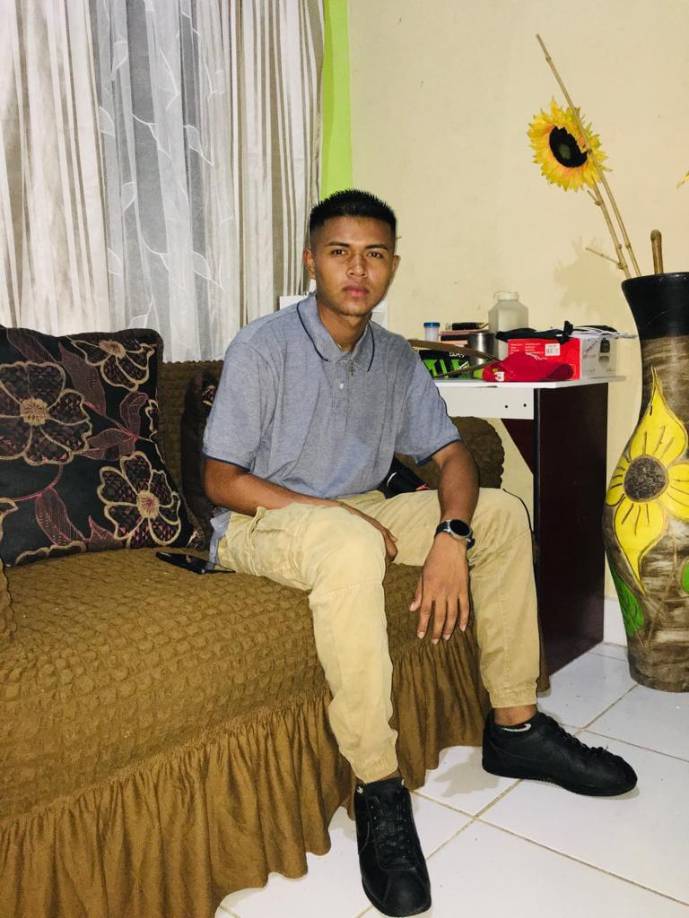 Según información de vecinos, el joven estaba vendiendo cohetes y tenía estacionada su motocicleta en el lugar. 