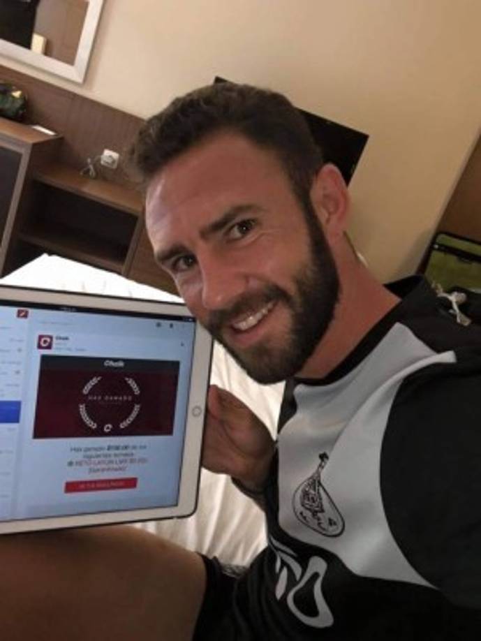 Tras el nombramiento de Miguel Herrera como director técnico de México, llegó su debut como seleccionado nacional, en el partido de repesca mundialista ante Nueva Zelanda. Posteriormente, formó parte del conglomerado verde que encaró la Copa del Mundo de Brasil 2014.