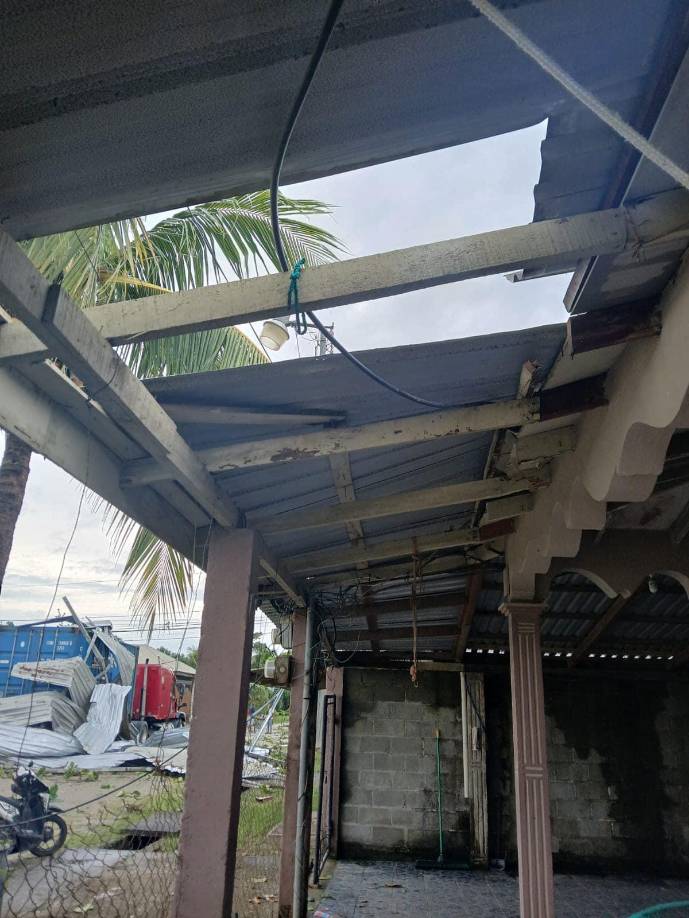 Láminas completas salieron volando por el viento. 