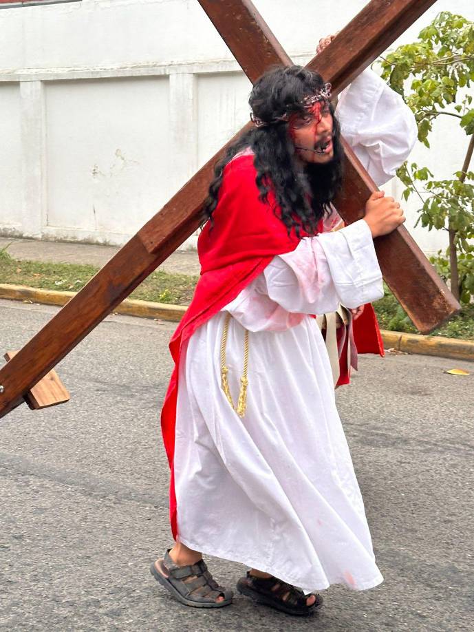El Viacrucis es dramatizado por el grupo Nazareno.