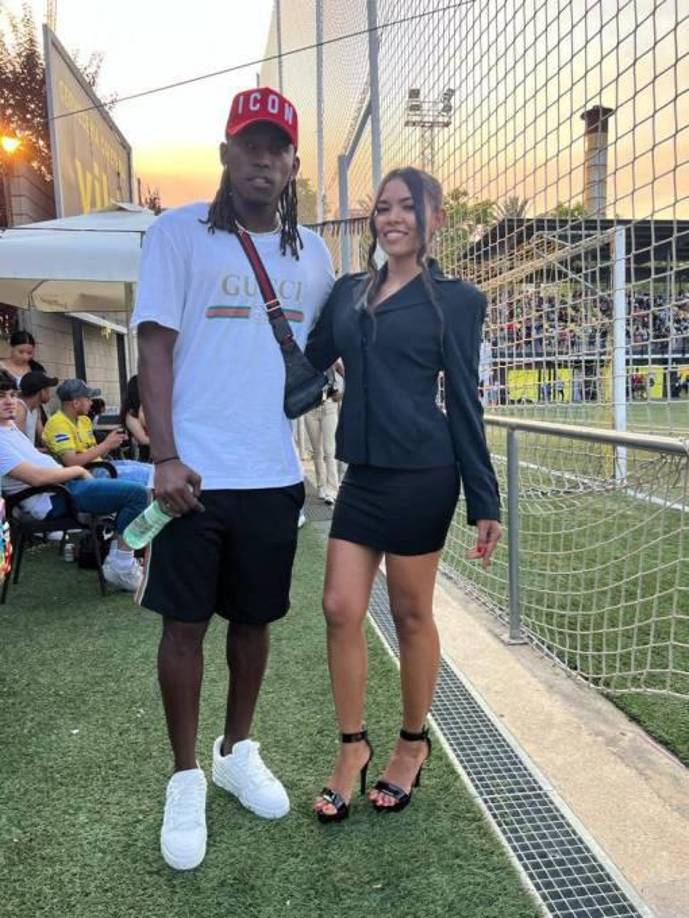 Alberth Elis compartió con varios hondureños y recibió muchas muestras de cariño. Muchos aficionados le pidieron fotografías y el delantero accedió a ellas.