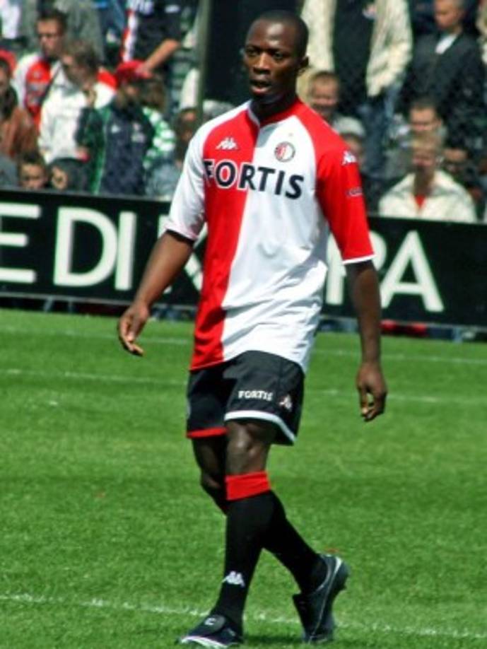 Romeo Castelen: En 2013, el holandés firmó un contrato muy peculiar con el Volga Nizhny Novgorod de Rusia. El club le pagaría por minuto jugado. Así el jugador aceptó dicho contrato con el riesgo de no recibir ningún pago si no disputaba minutos. Al final con el cuadro ruso disputó 38 minutos en los dos partidos que vio acción con el Volga.