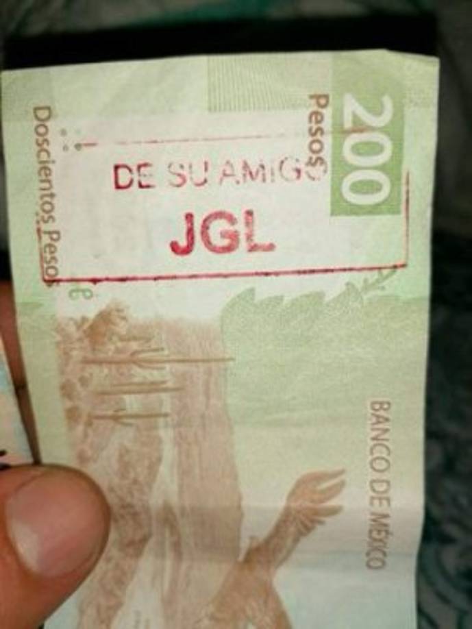 Los residentes de Culiacán reconocieron de inmediato las iniciales de Guzmán Loera en los billetes que circulan y son aceptados en los comercios de la región.